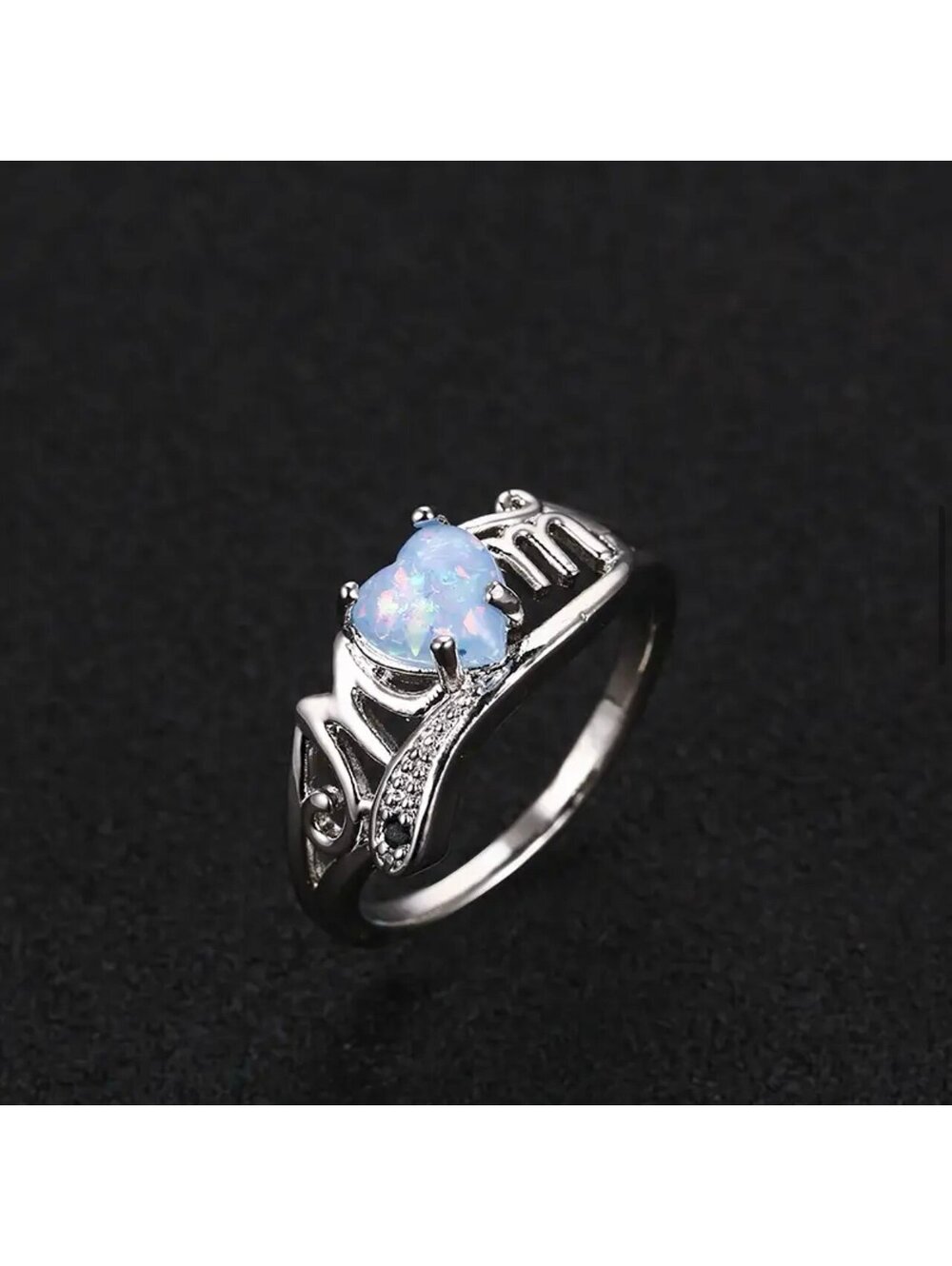 New - Vintage Silver Plated - Heart Shaped - “Mom” Engraved Ring - Size 7